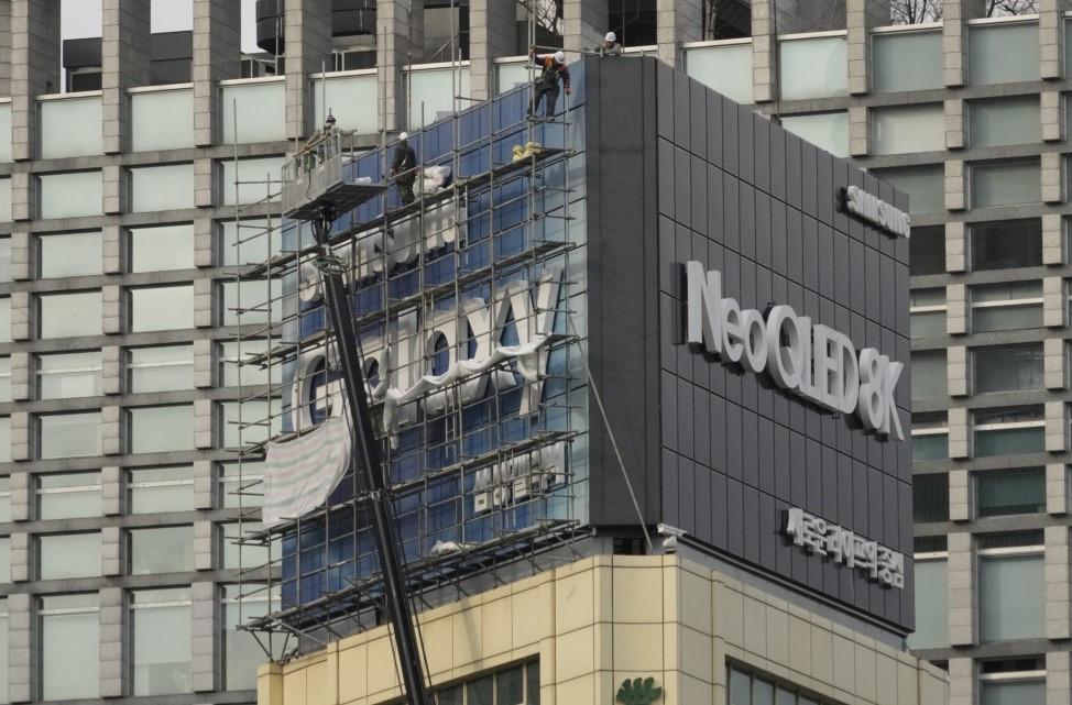Samsung quarterly profits plunge to 8 year low