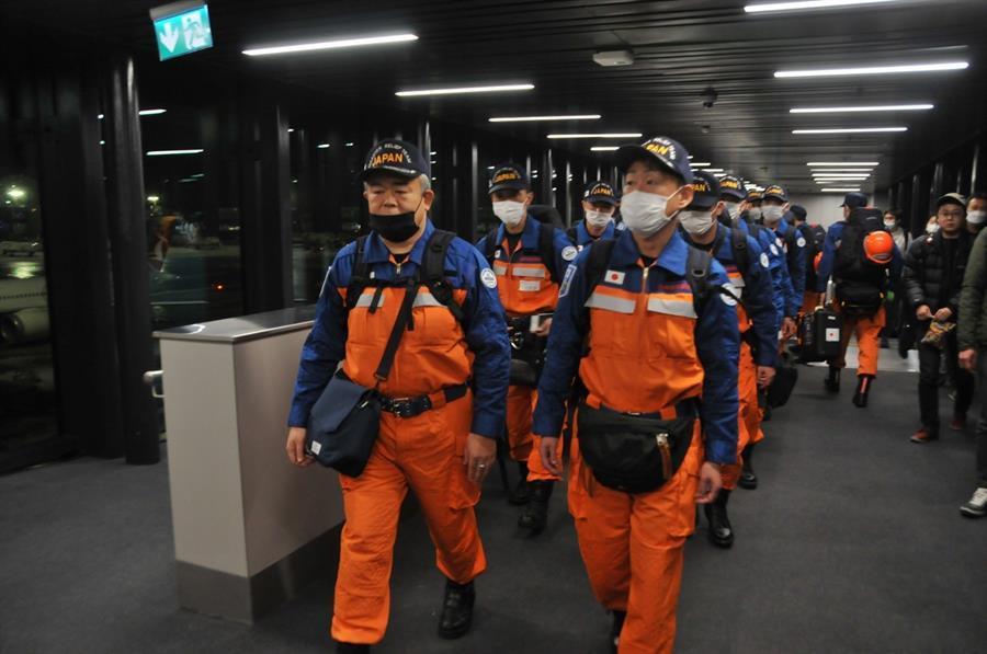 Rescue teams from across world rush to offer Türkiye aid after major quakes