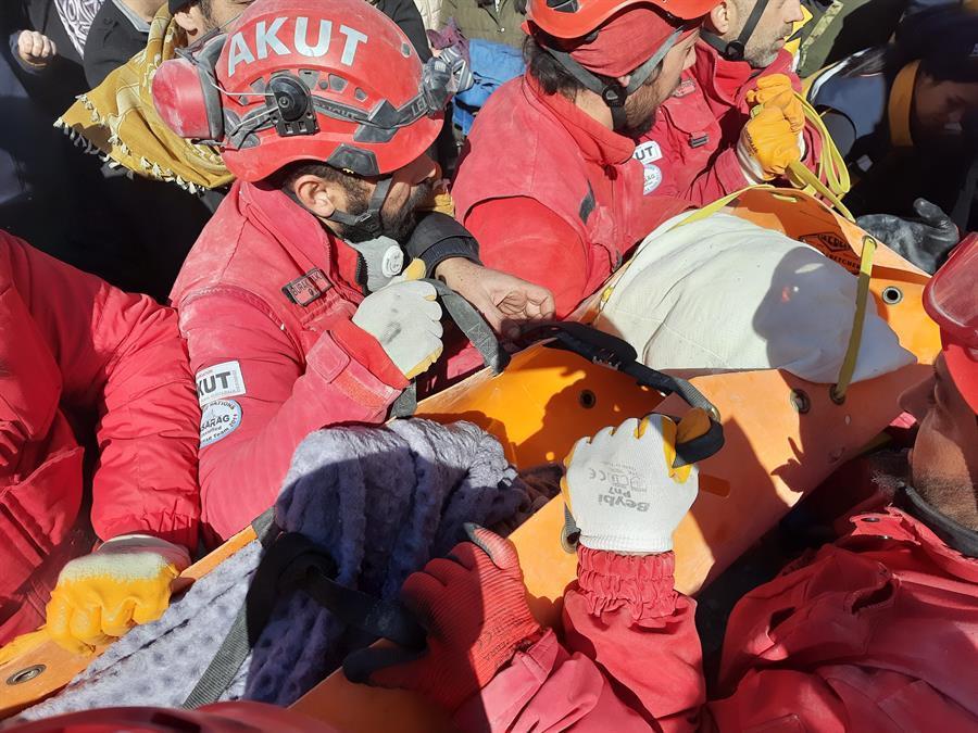 Teams pull out survivors from rubble after 3 days