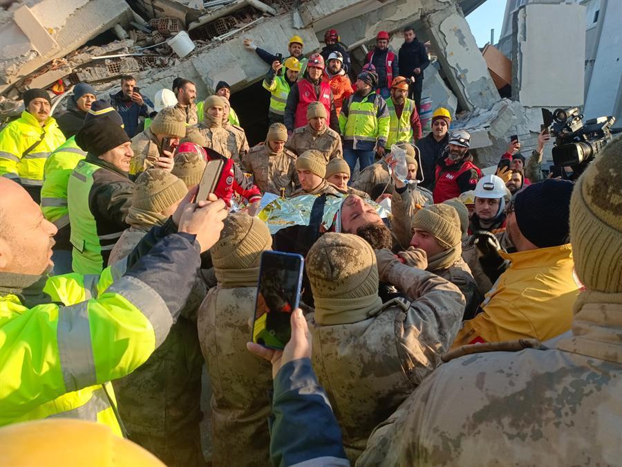 Rescuers race to find Türkiye quake survivors as death toll rises