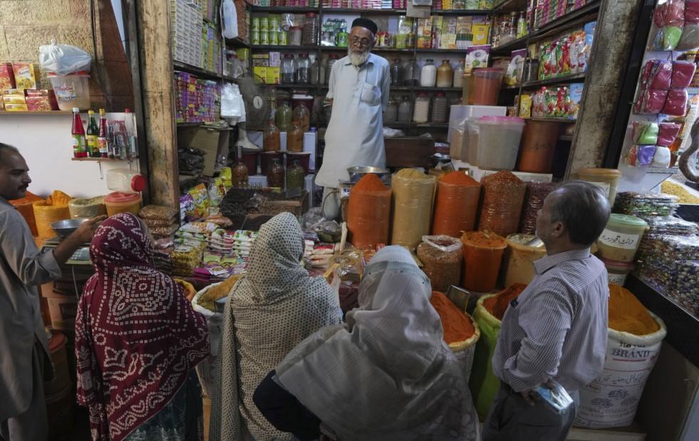 Pakistan in bailout bid raises natural gas taxes