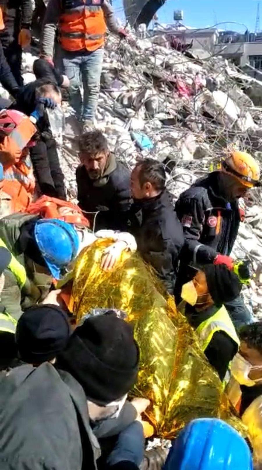 Girl rescued from rubble 248 hours after quake