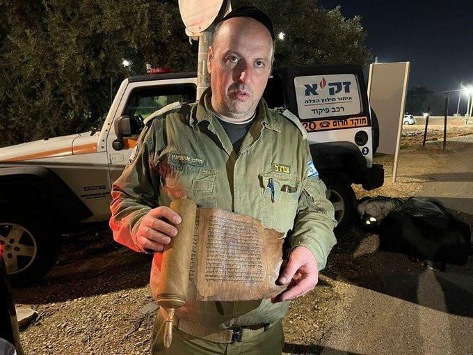 Israeli team’s head returns historical Esther scrolls to Türkiye