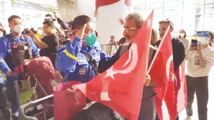 Chinese rescue teams greeted with joy at airport