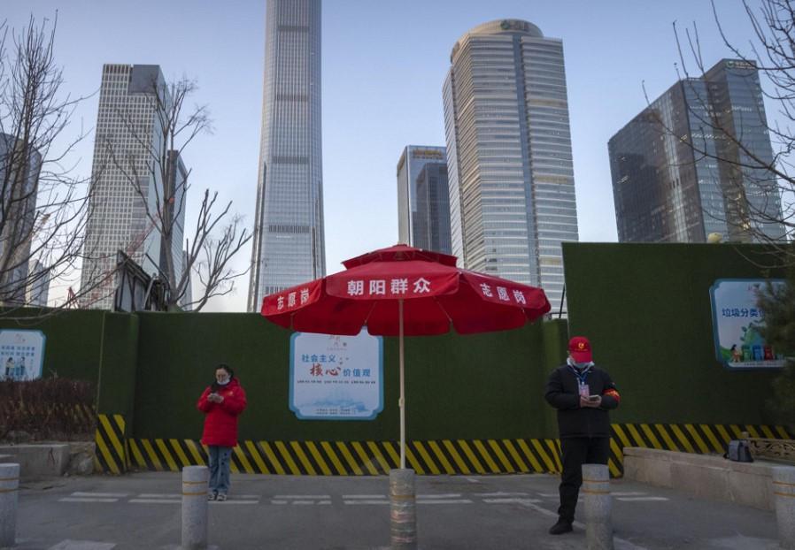 China invests $1.9 bn in top chipmaker