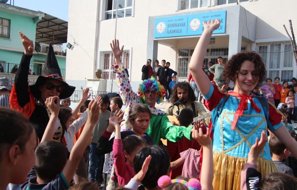 Search and rescue volunteers cheer up quake survivor children