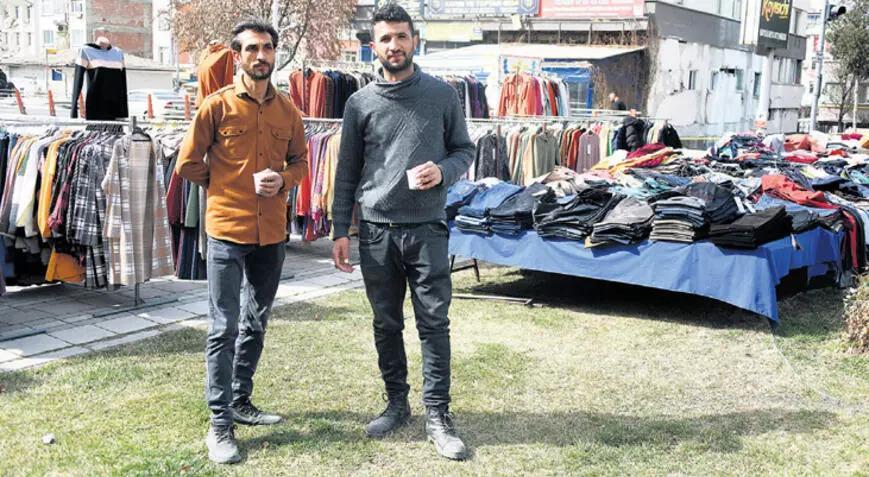 Quake-stricken shopkeepers open stalls on streets