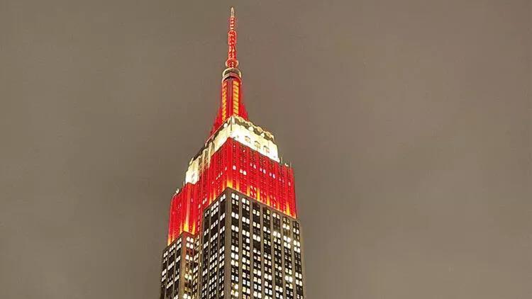 Empire State Building displays Turkish flag colors for quake survivors