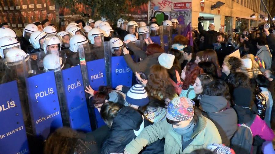Police confront women defying ban to march to Taksim on Women’s Day