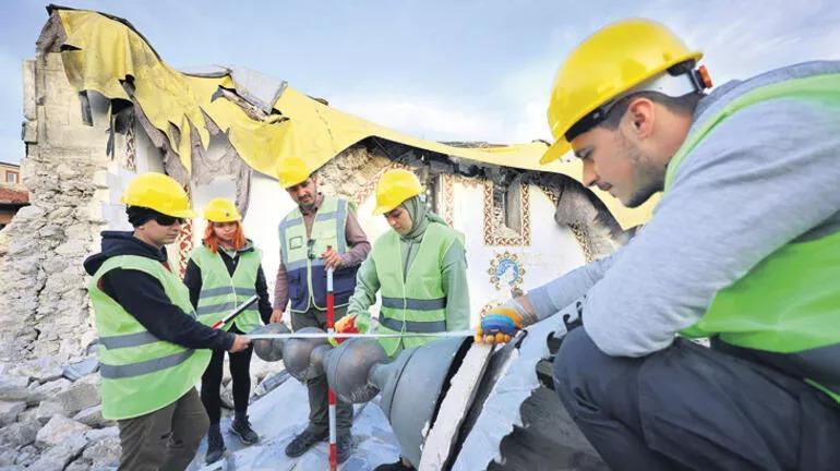 Experts, students volunteer to save historical artifacts from rubble