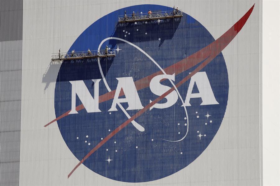 NASA to reveal crew members in April for flight around Moon