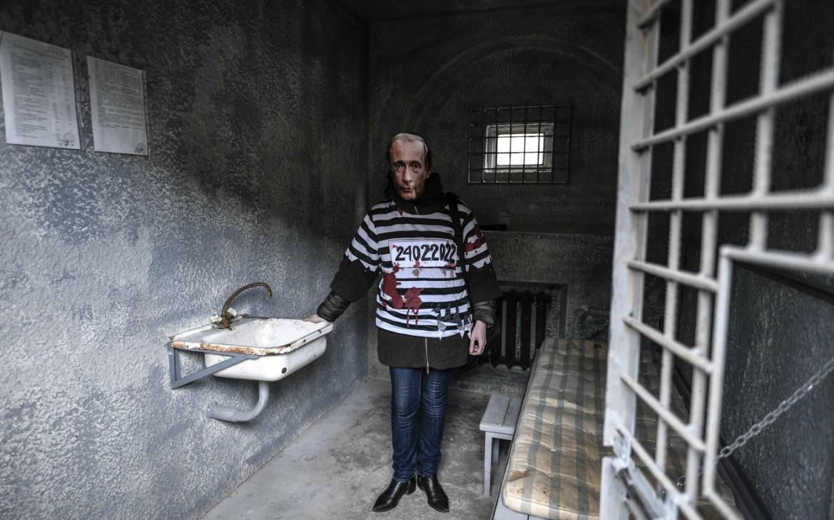 Like an animal: Replica of Navalnys cell set up in Paris