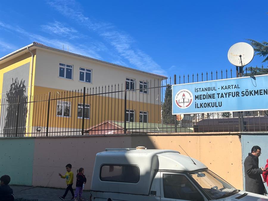Parents protest against quake risk in front of risky school building