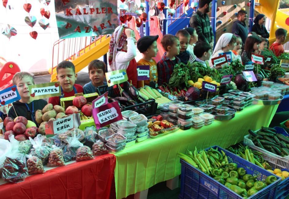 Kindergarten students open bazaar to help quake survivor children