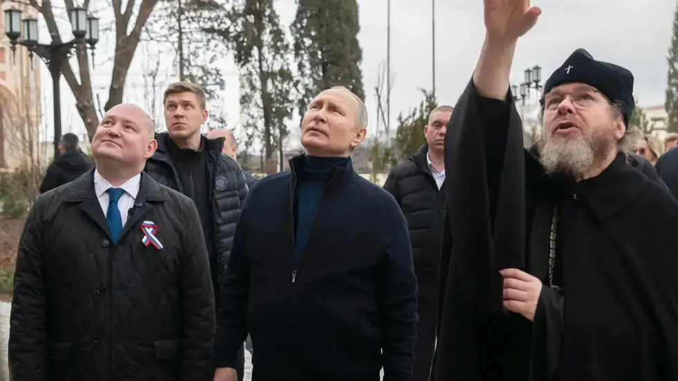 Putin visits Mariupol in first trip to fallen city