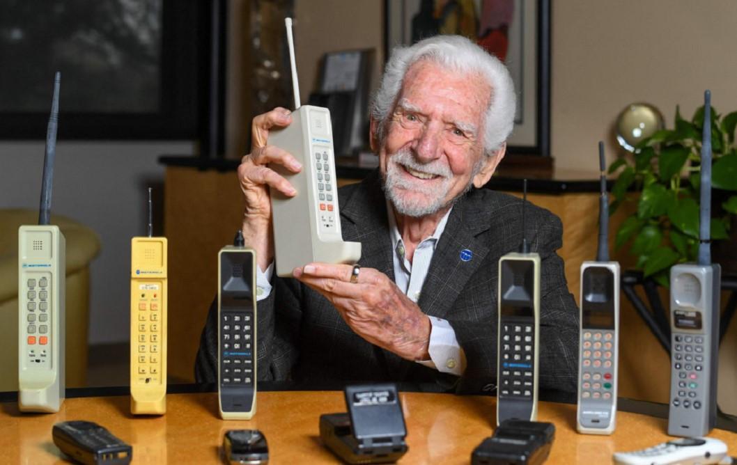 Take your eyes off your mobile phone, says inventor
