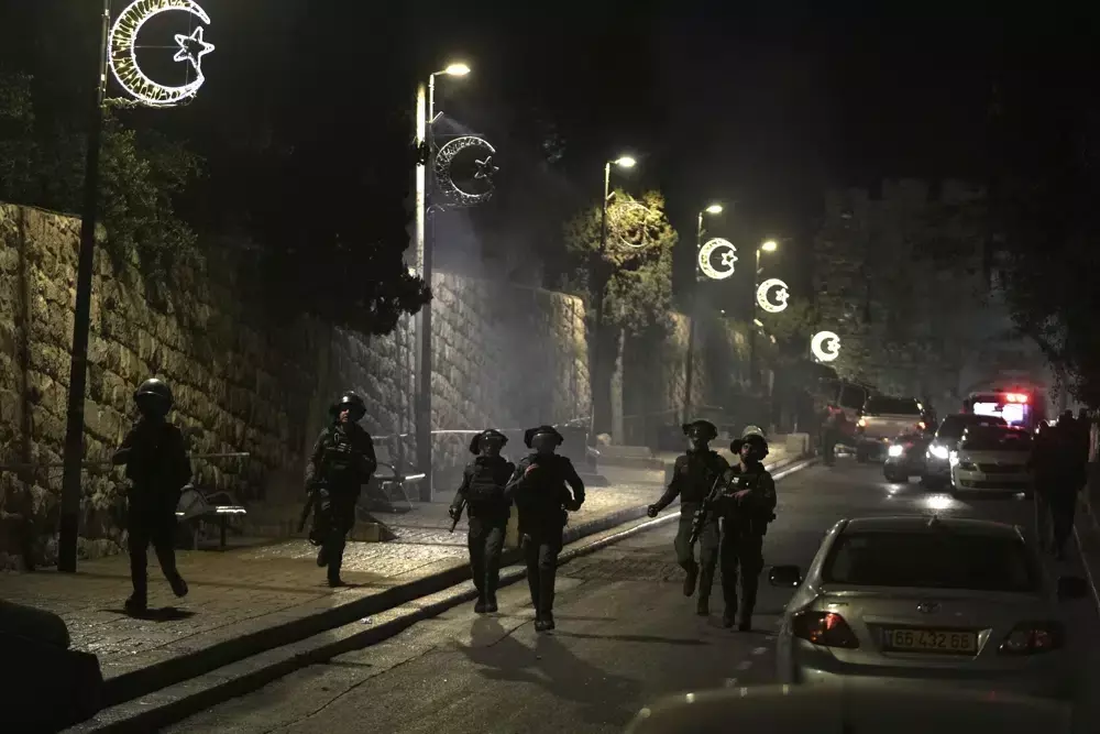 Attack at Jerusalem mosque prompts fears of wider fighting