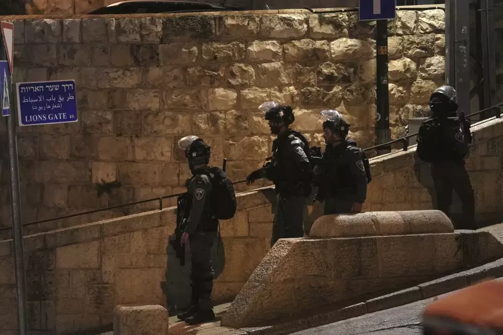 Attacks at Al-Aqsa mosque for a 2nd night