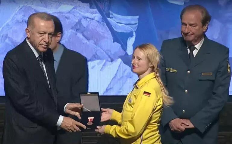 Türkiye decorates local, foreign rescue teams with state medal