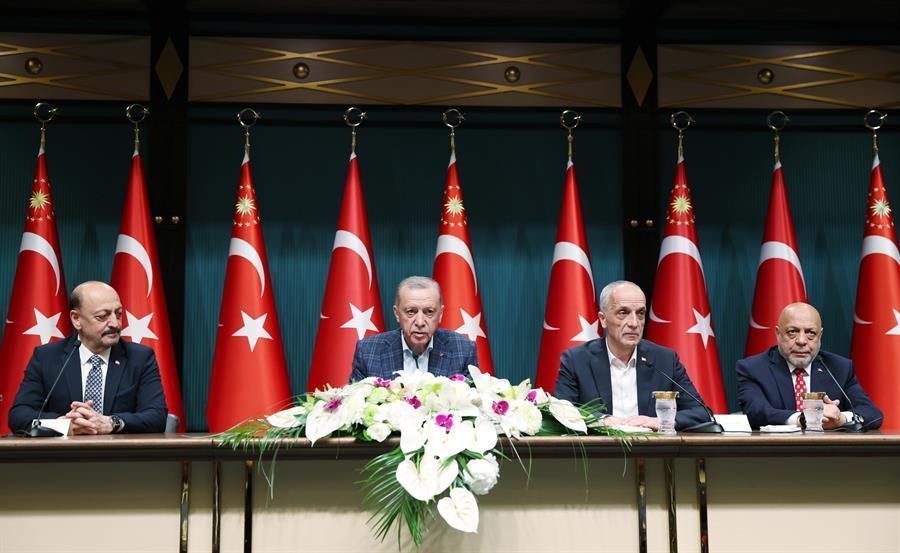 Erdoğan hikes state worker wages by 45 pct