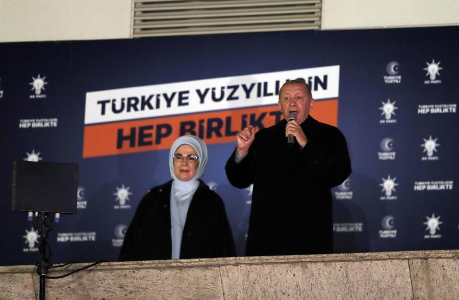 Erdogan says he leads polls for parliament and presidency