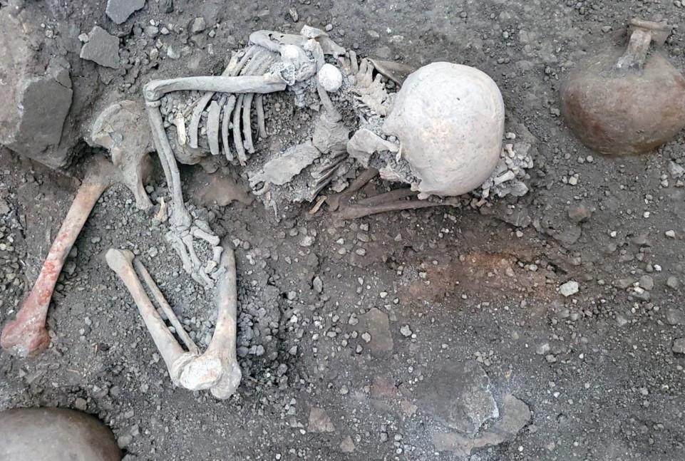 Skeletons found in Pompeii ruins reveal deaths by earthquake