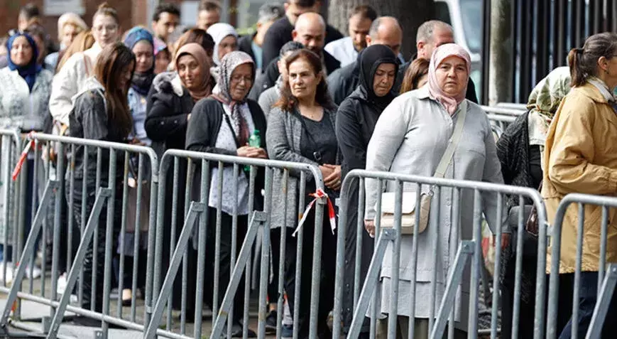 Turks abroad form long lines to vote in runoff elections