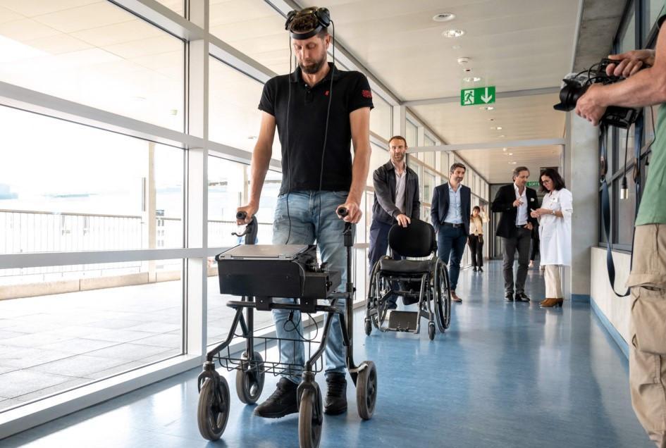 Paralyzed man walks via thought-controlled implants