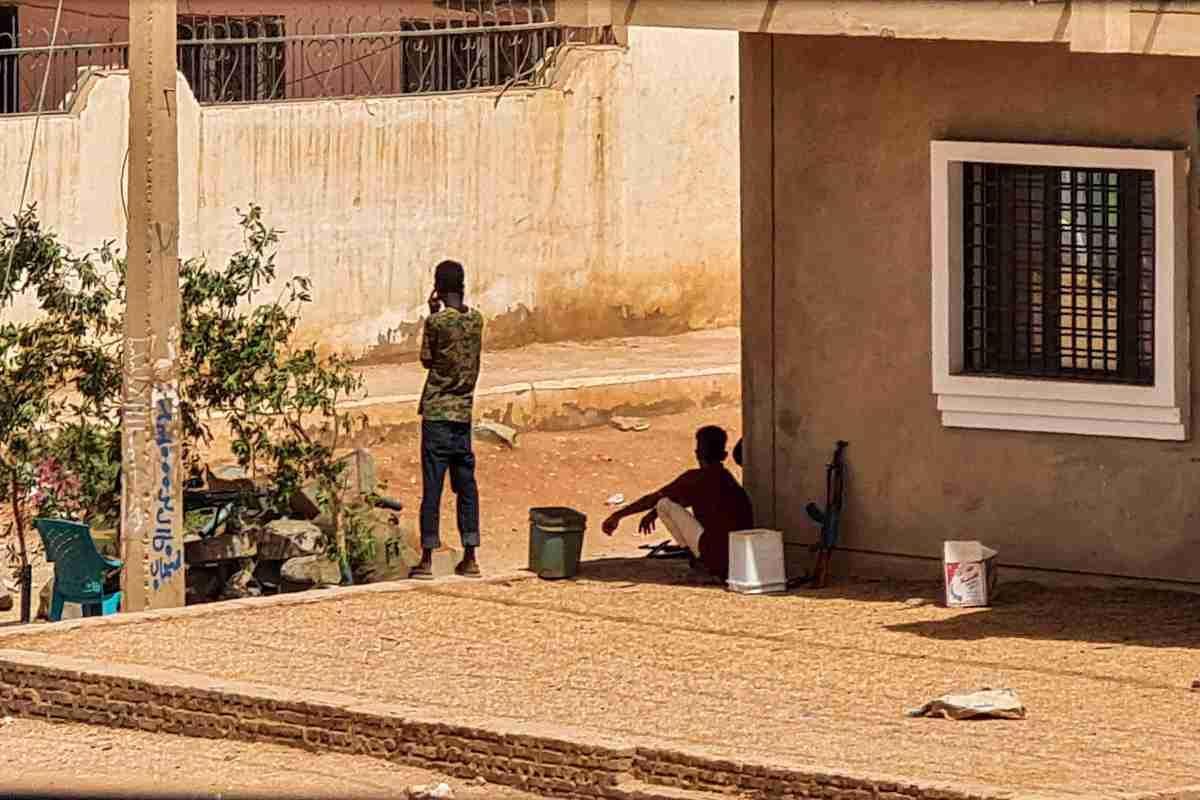 In Sudans capital, risking death in search of water