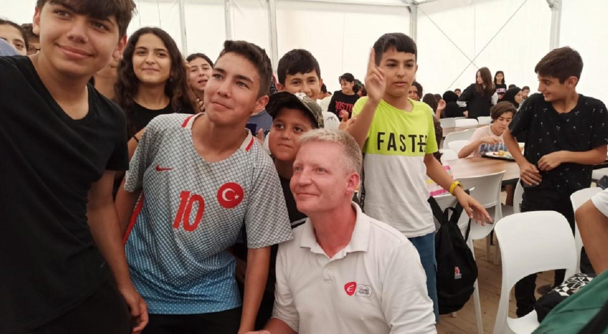 Quake-hit children bid farewell to retired British soldier with love, gifts