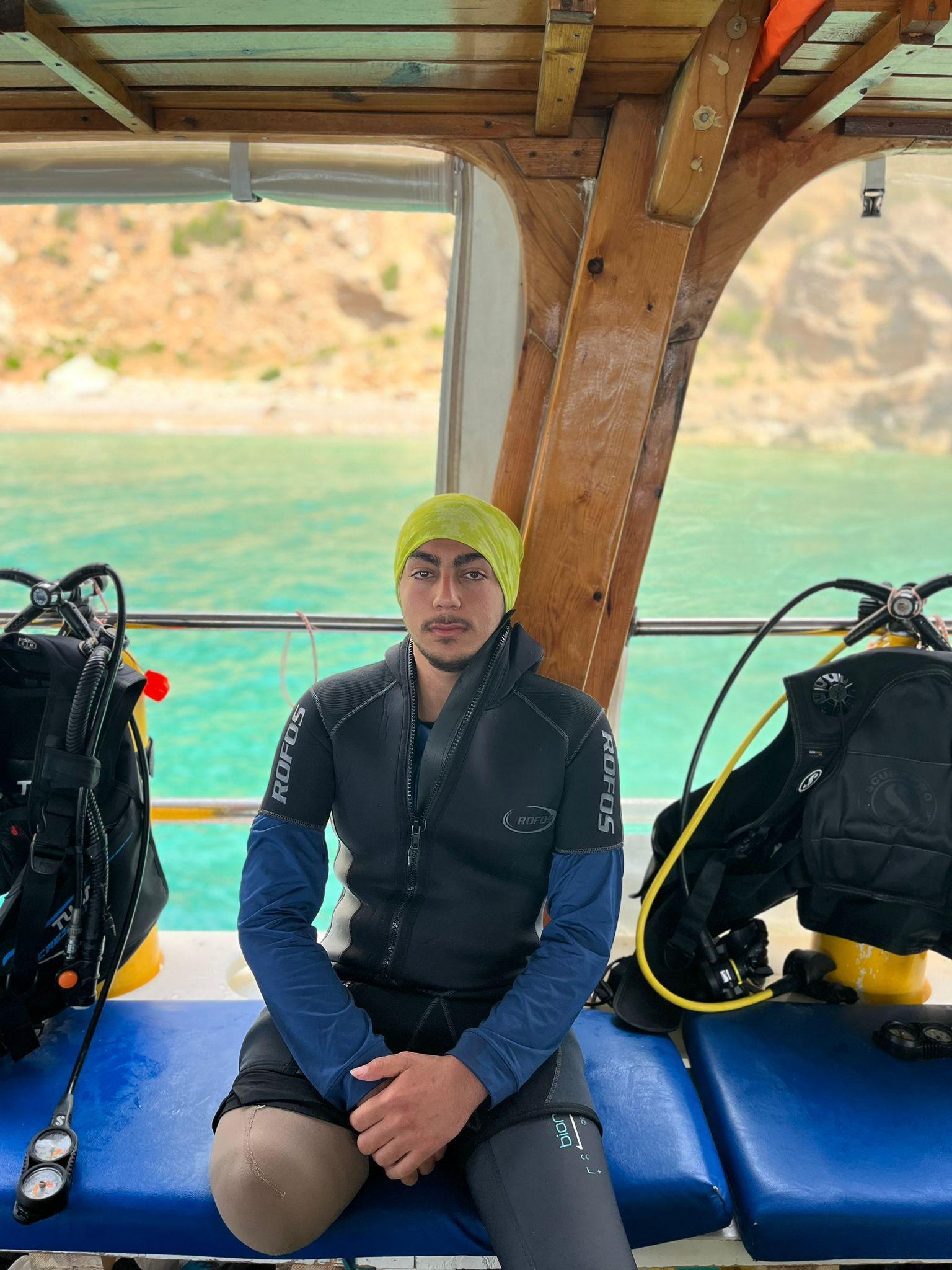 Survivor with amputated legs has not given up diving