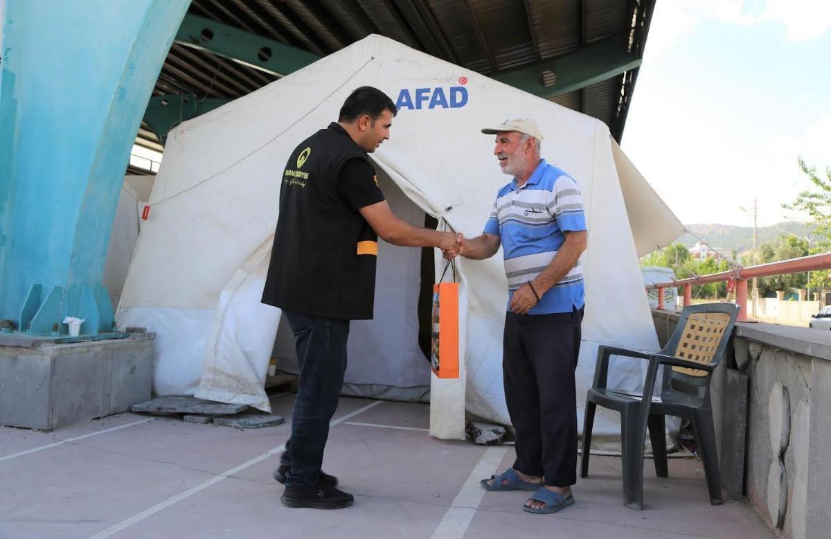 Quake survivor fathers receive gifts