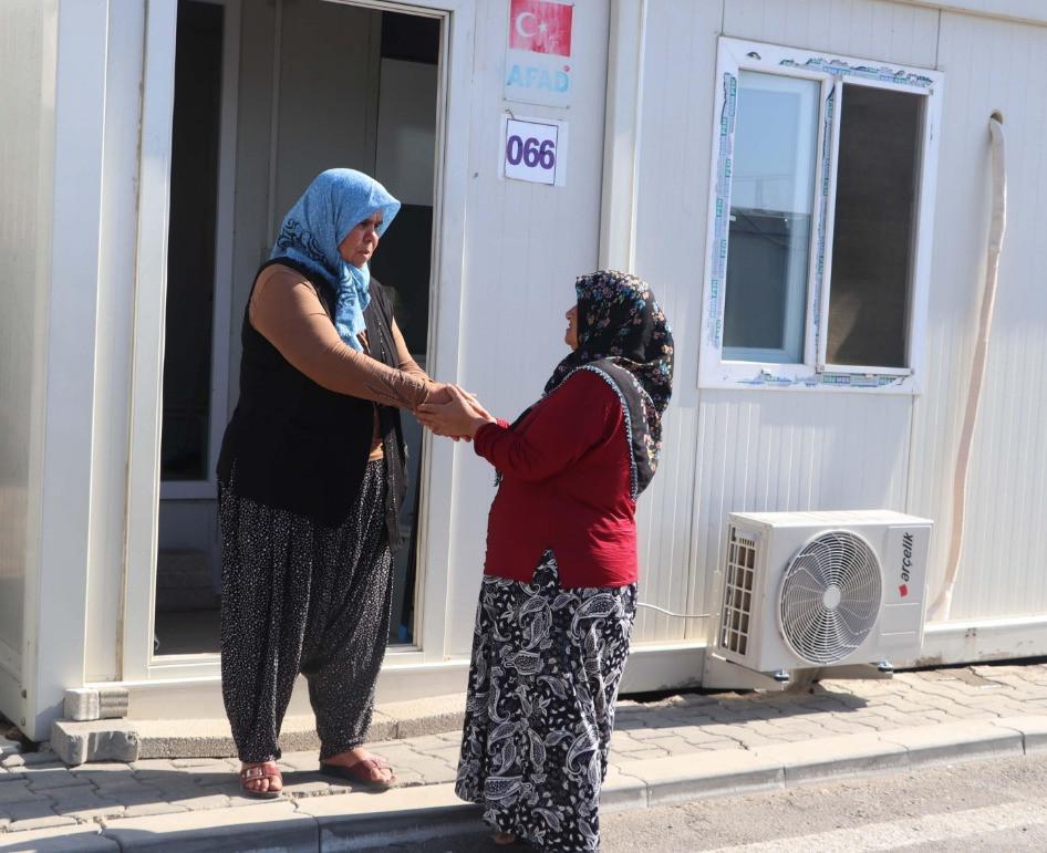 Quake survivors visit graves of their loved ones on Eid