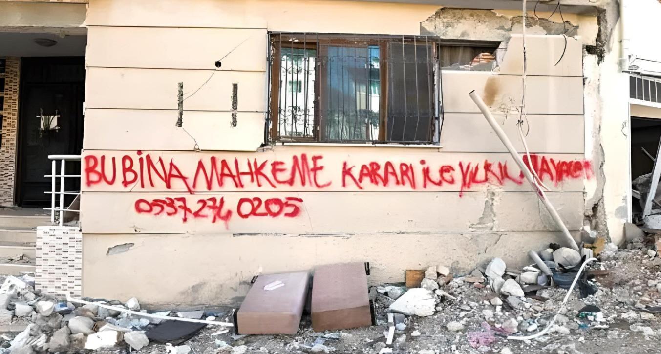Demolition of hundreds of quake-hit buildings halted