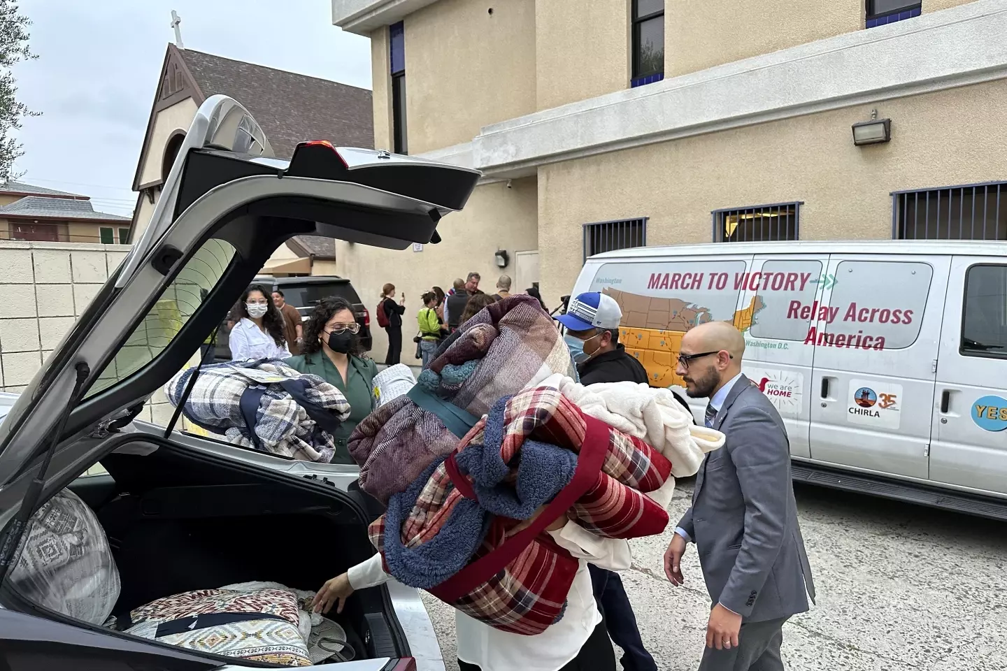 2nd bus carrying asylum seekers from Texas arrives in Los Angeles