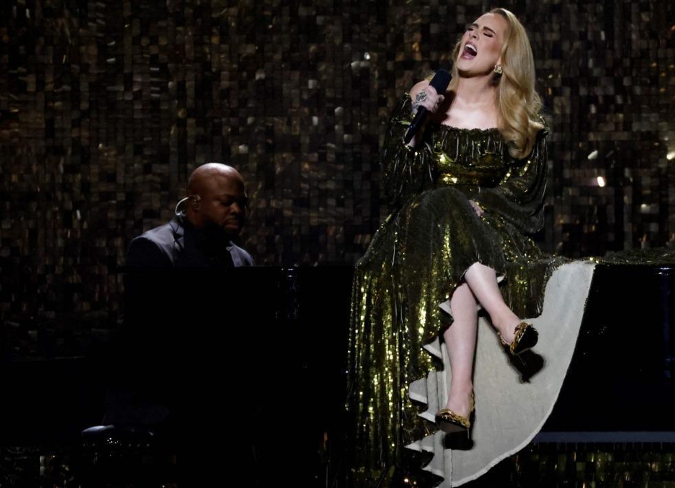 Dont throw stuff at us, Adele urges fans