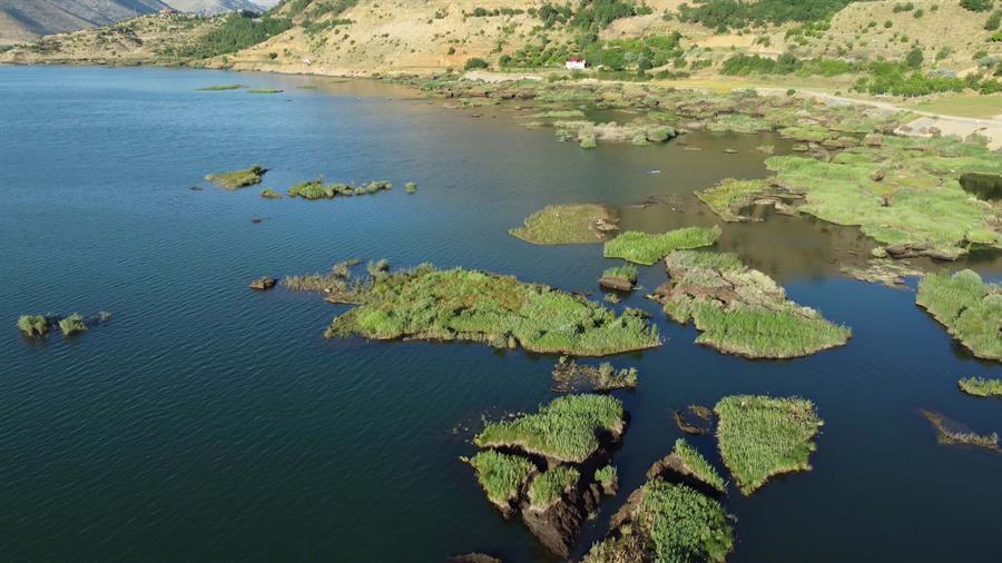Floating islands of Çat Dam Lake stabilized