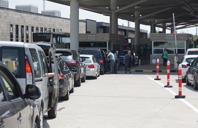 1.3 mln expats enter Türkiye by land in last month
