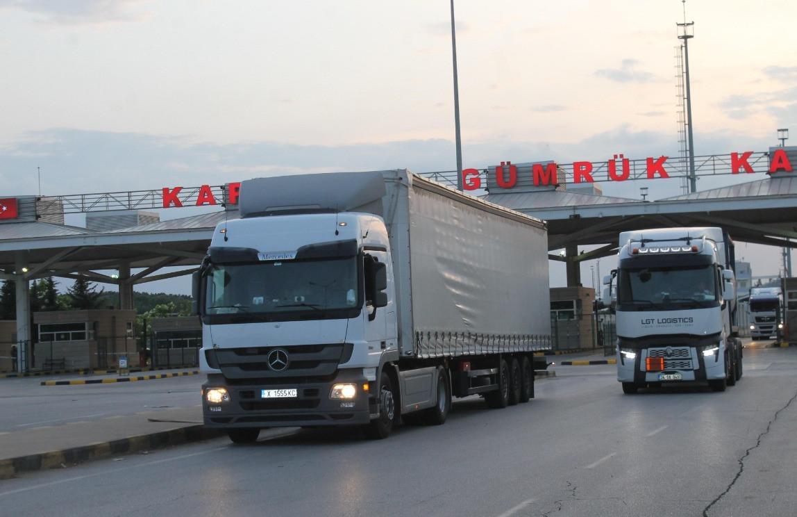 Truck drivers tighten measures against migrants’ smuggling attempts