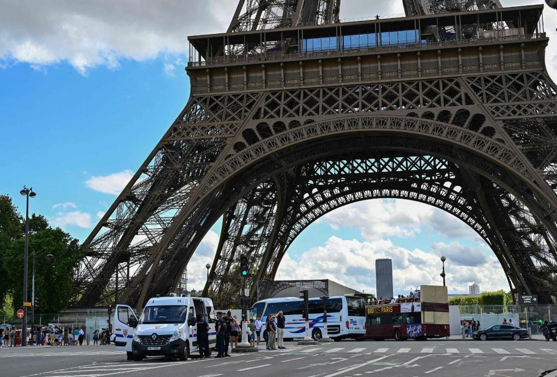 France probes false bomb threats at Eiffel Tower
