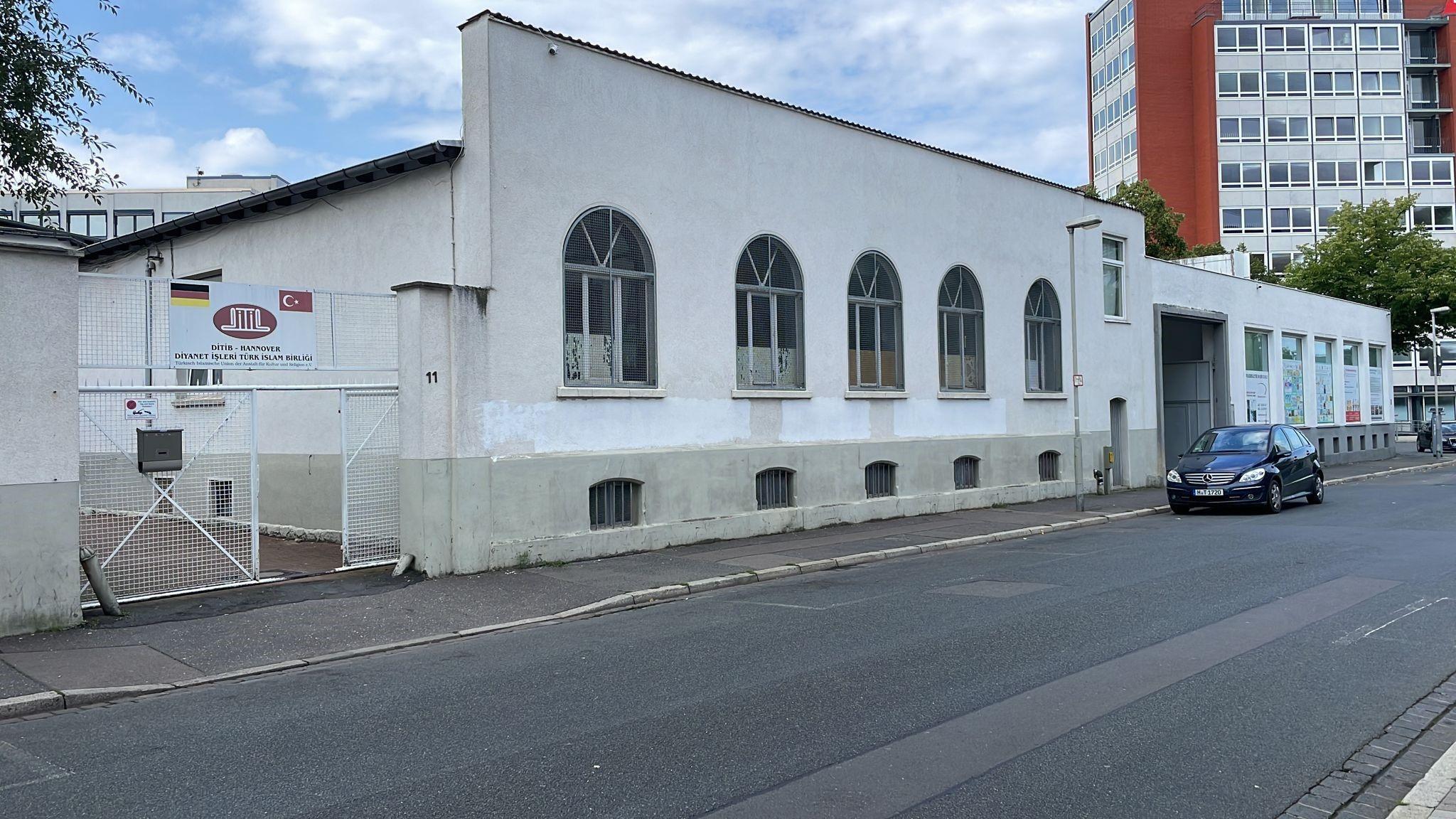 PKK supporters deface mosque in Germany with graffiti