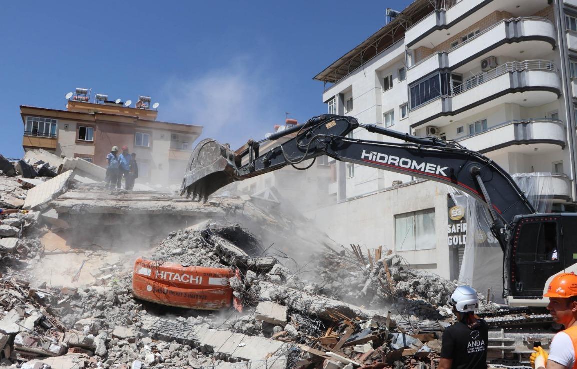 Grab operator dies under debris during demolition