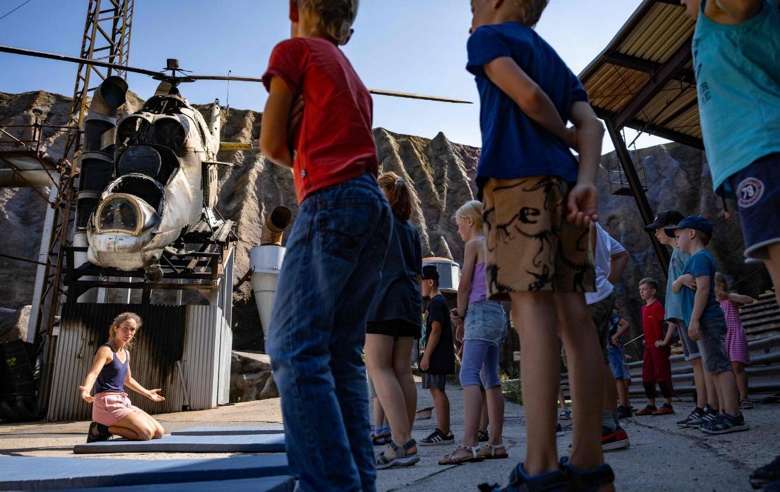 Strike-hit German stunt performers train kids
