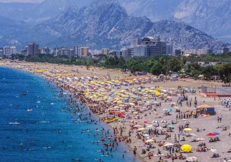 Minister confident of meeting $56 bln tourism revenue target