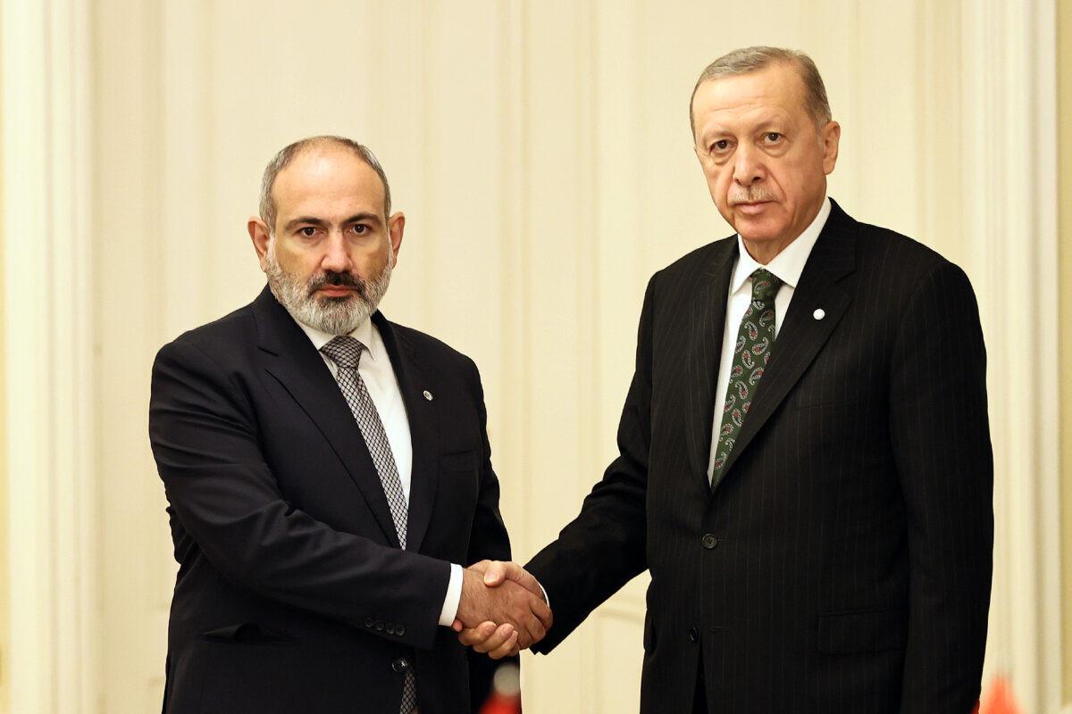 Erdoğan, Pashinyan discuss regional issues