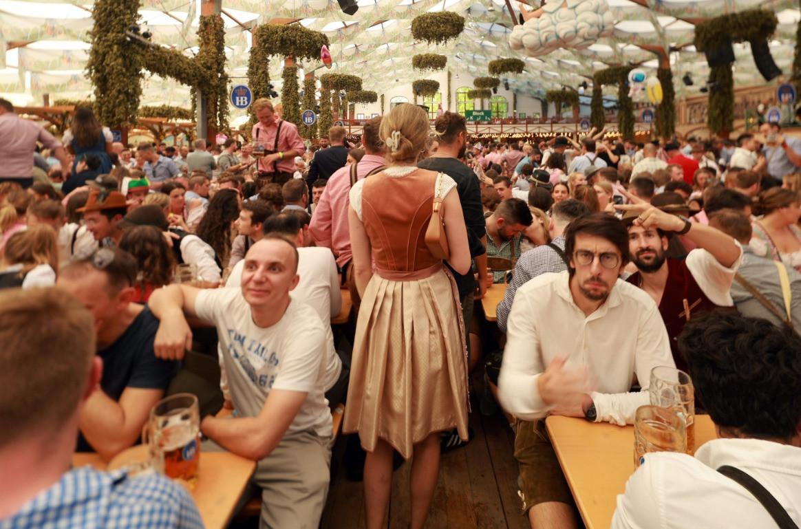 Crowds descend on Munich for official start of Oktoberfest