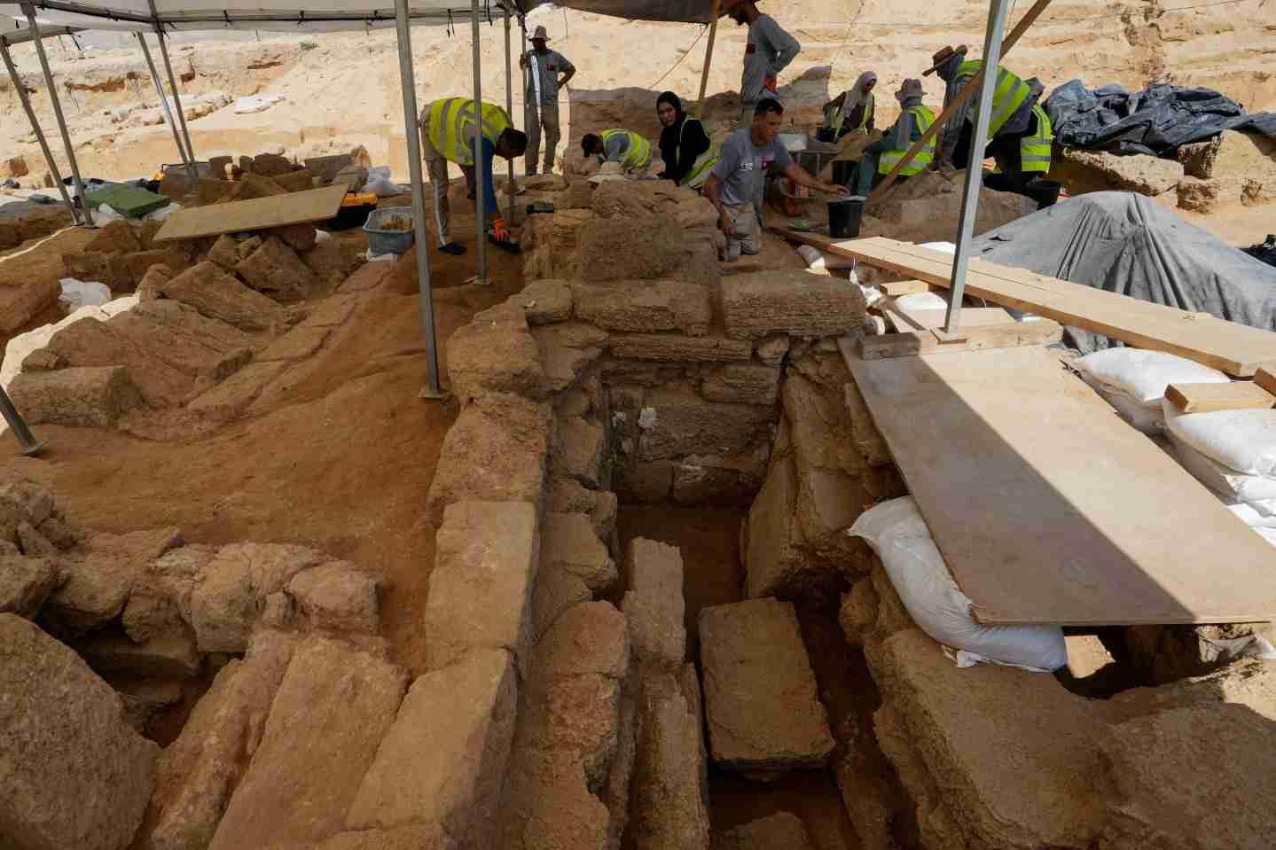 Archaeologists unearth the largest cemetery in Gaza