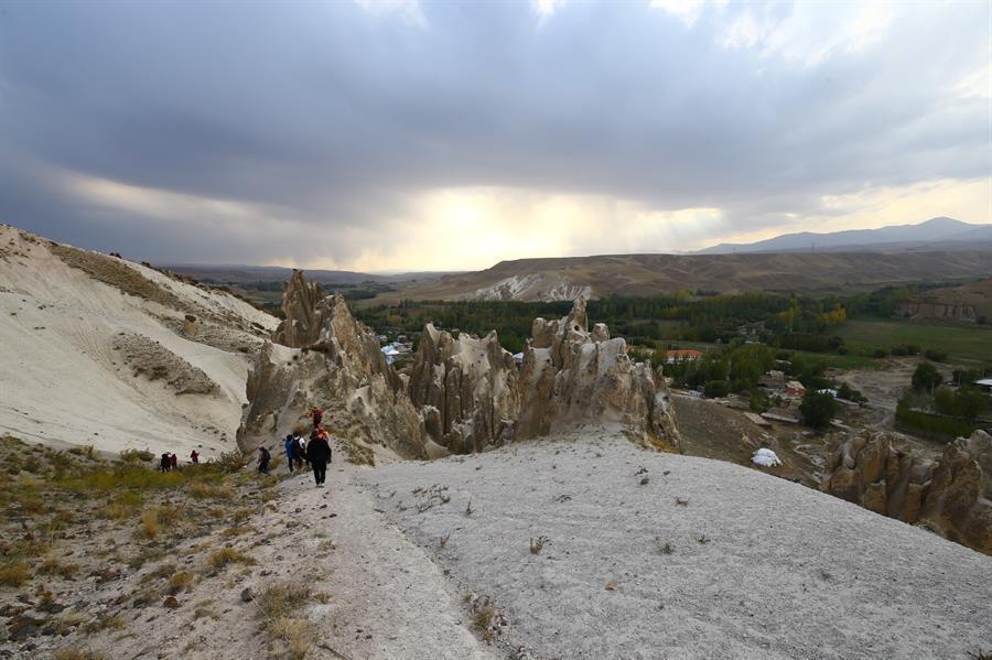 Van’s fairy chimneys attract tourists in fall