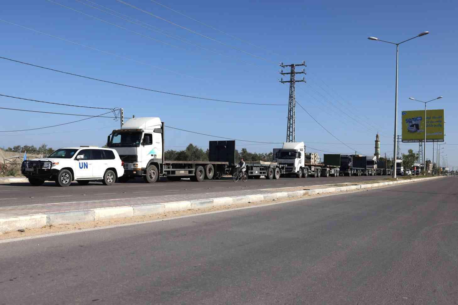 Aid starts moving into Gaza after 2 weeks of war