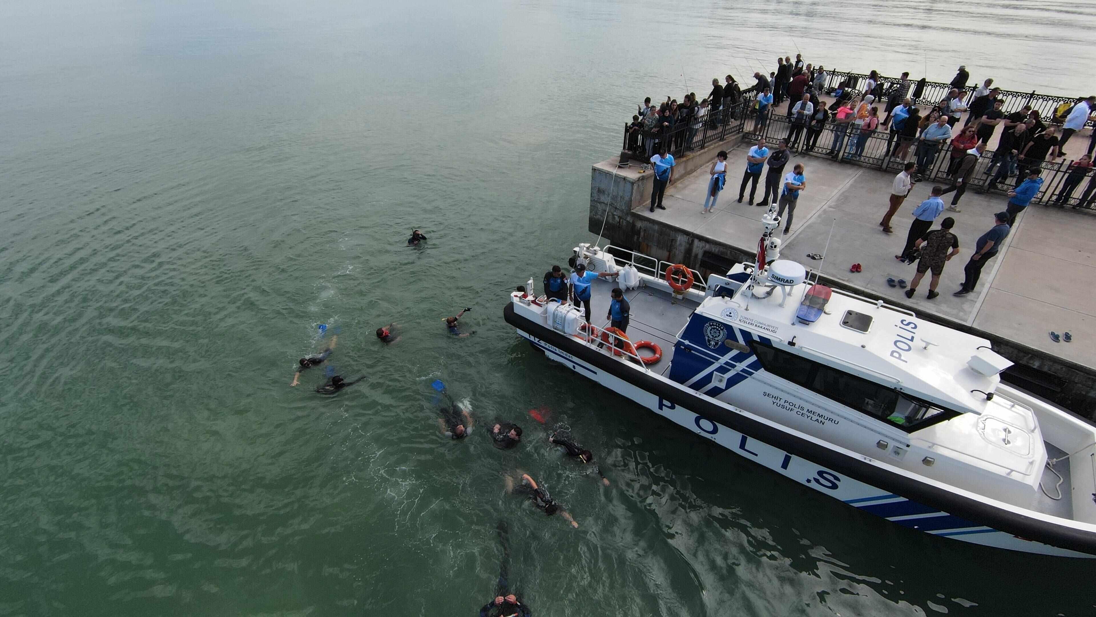 1,000 divers unfurl Turkish flag in deep waters to mark centenary